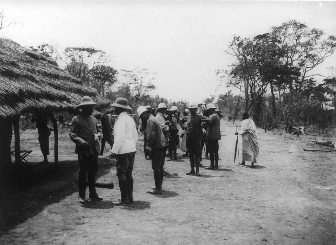 Lager am Gombe-Fluß, Gouverneur von Reichenberg im Gespräch mit dem Bezirksamtmann von Tabora, Hr. Hauptm. Hermann