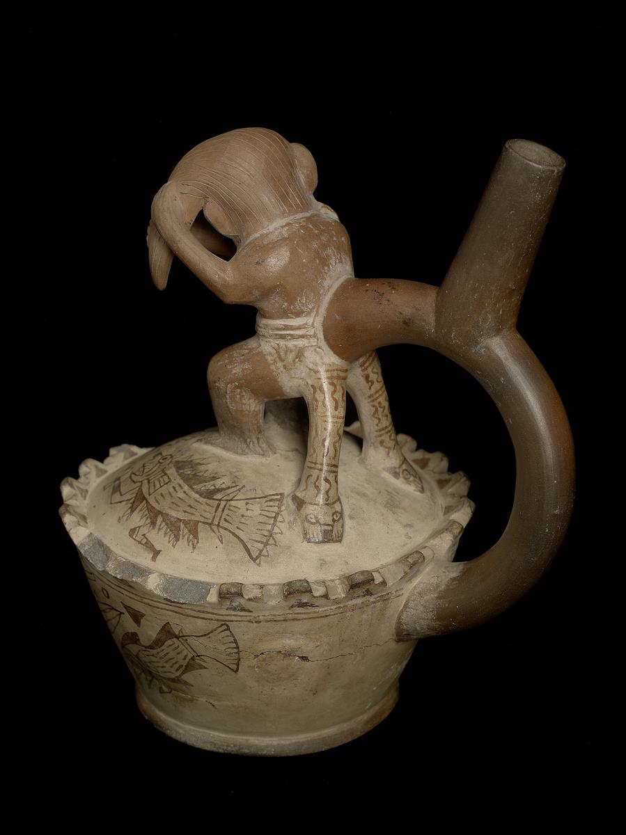 Fineline Painting: Fische und anthropo-zoomorphe Figuren; Applikation: anthropo-zoomorphe Figur sich den Haarschopf haltend