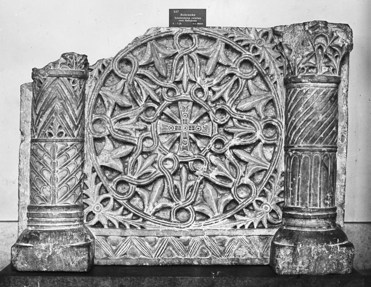 Ornamentierte Schrankenplatte
