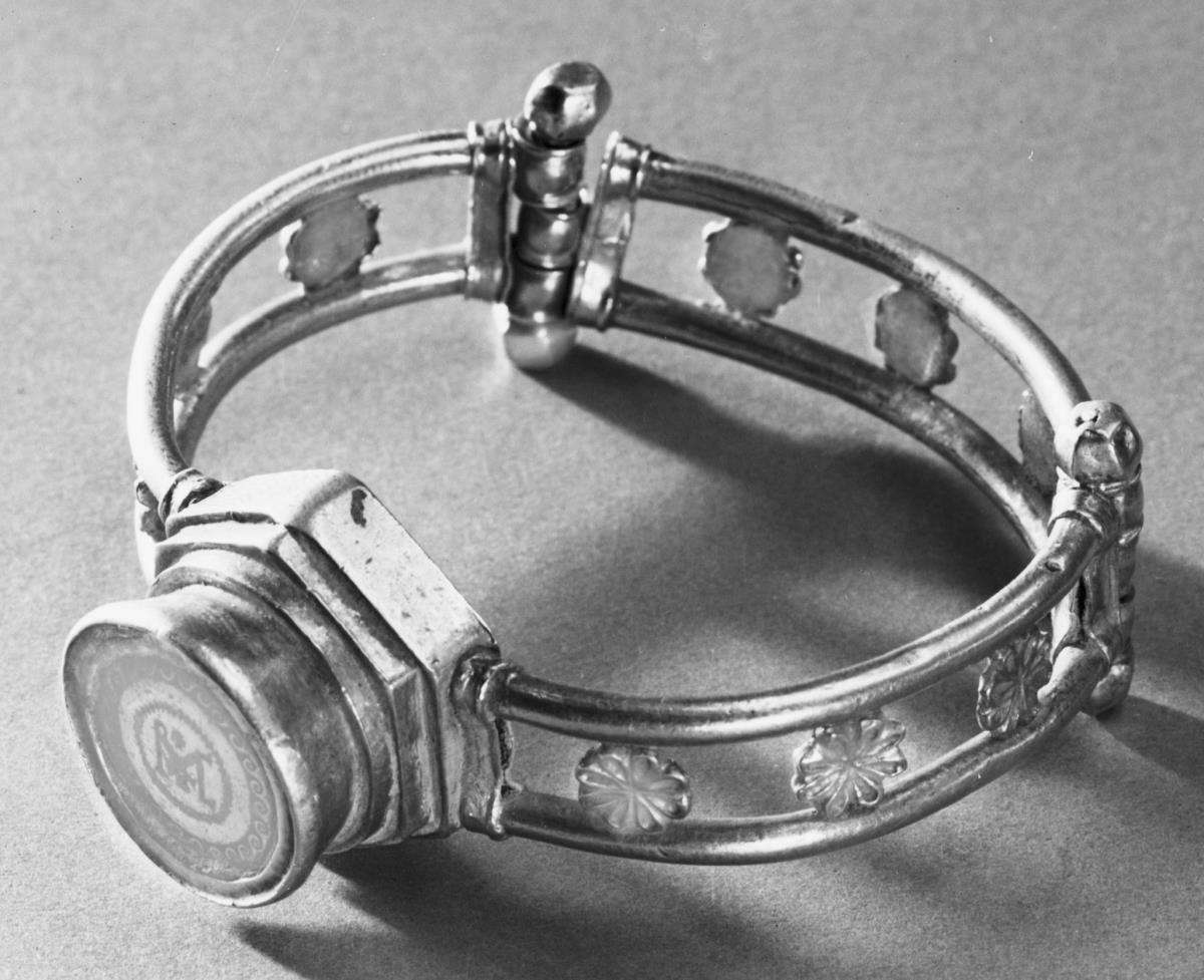 Armreif mit Monogrammkapsel