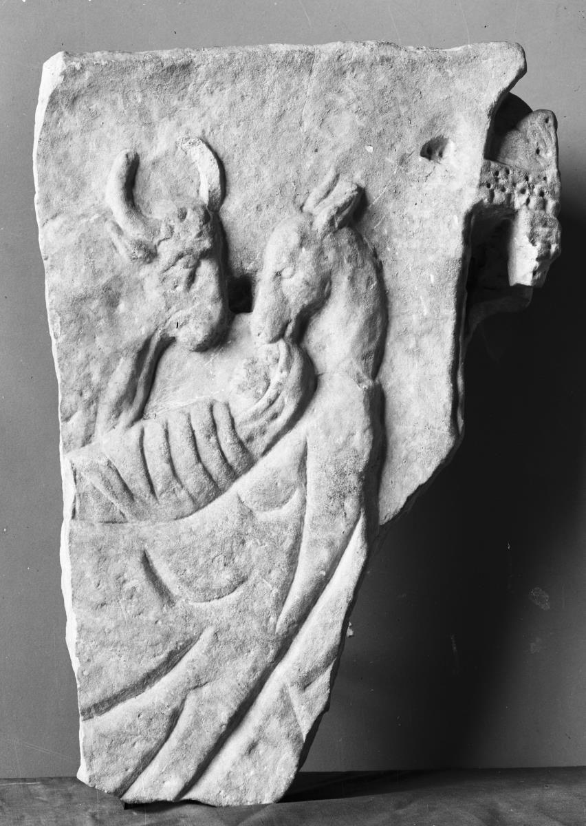 Linkes Eckfragment vom Kasten eines einzonigen Fries-Sarkophags