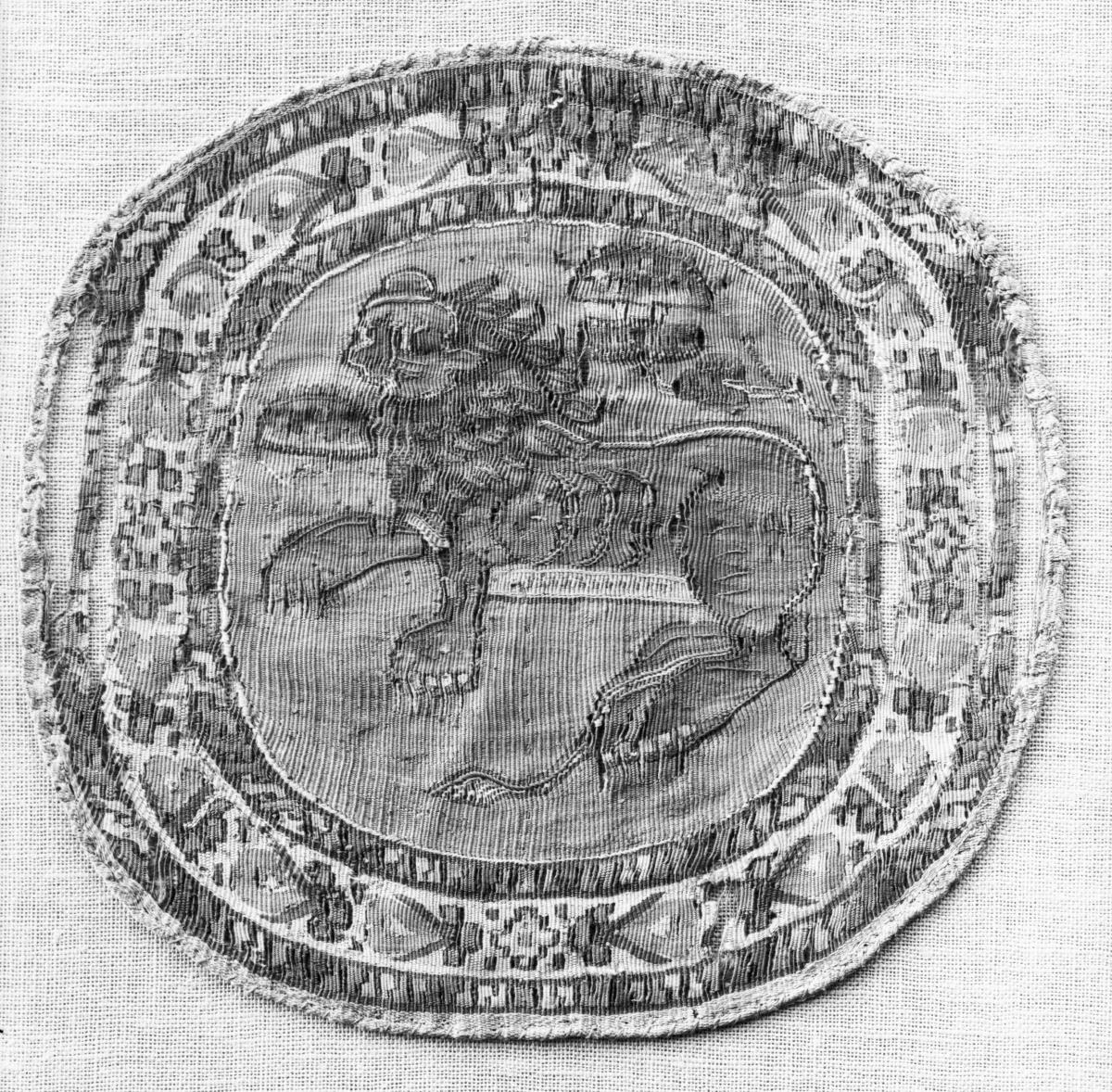 Runder Besatz mit Löwendarstellung