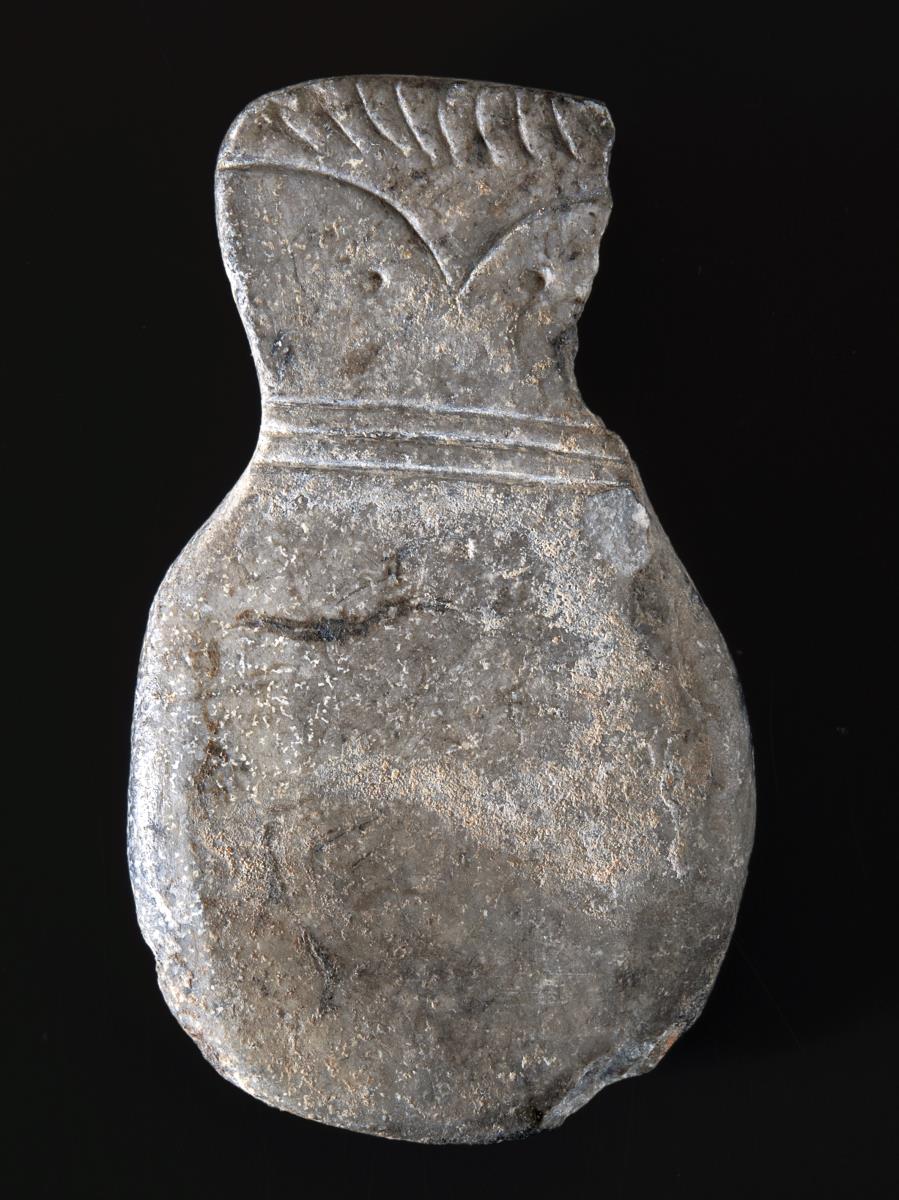 Anthropomorphe Figurine ("Brett- oder Violinidol")