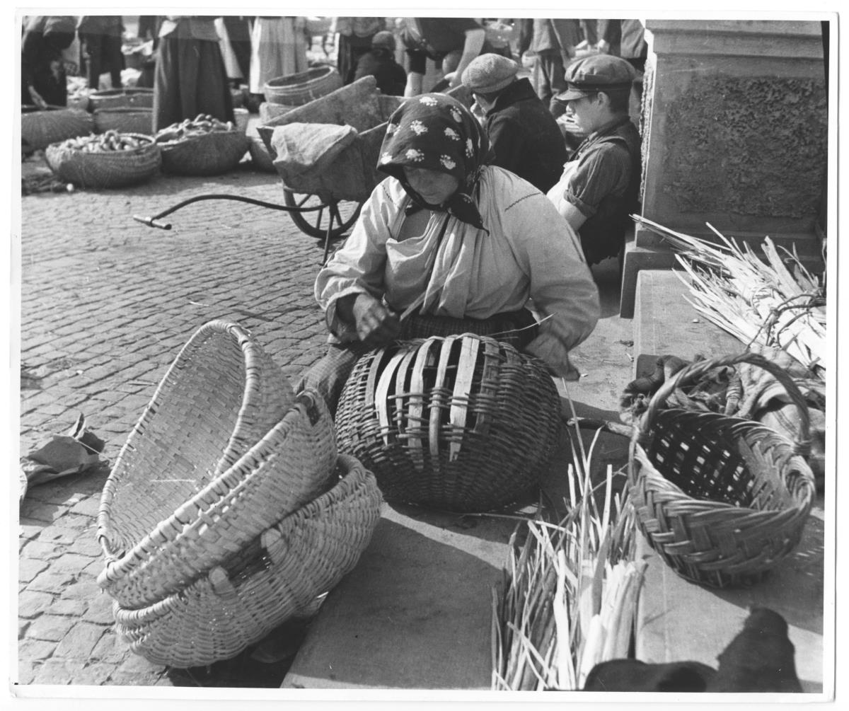 Rumänische Korbmacherin auf dem Wochenmarkt