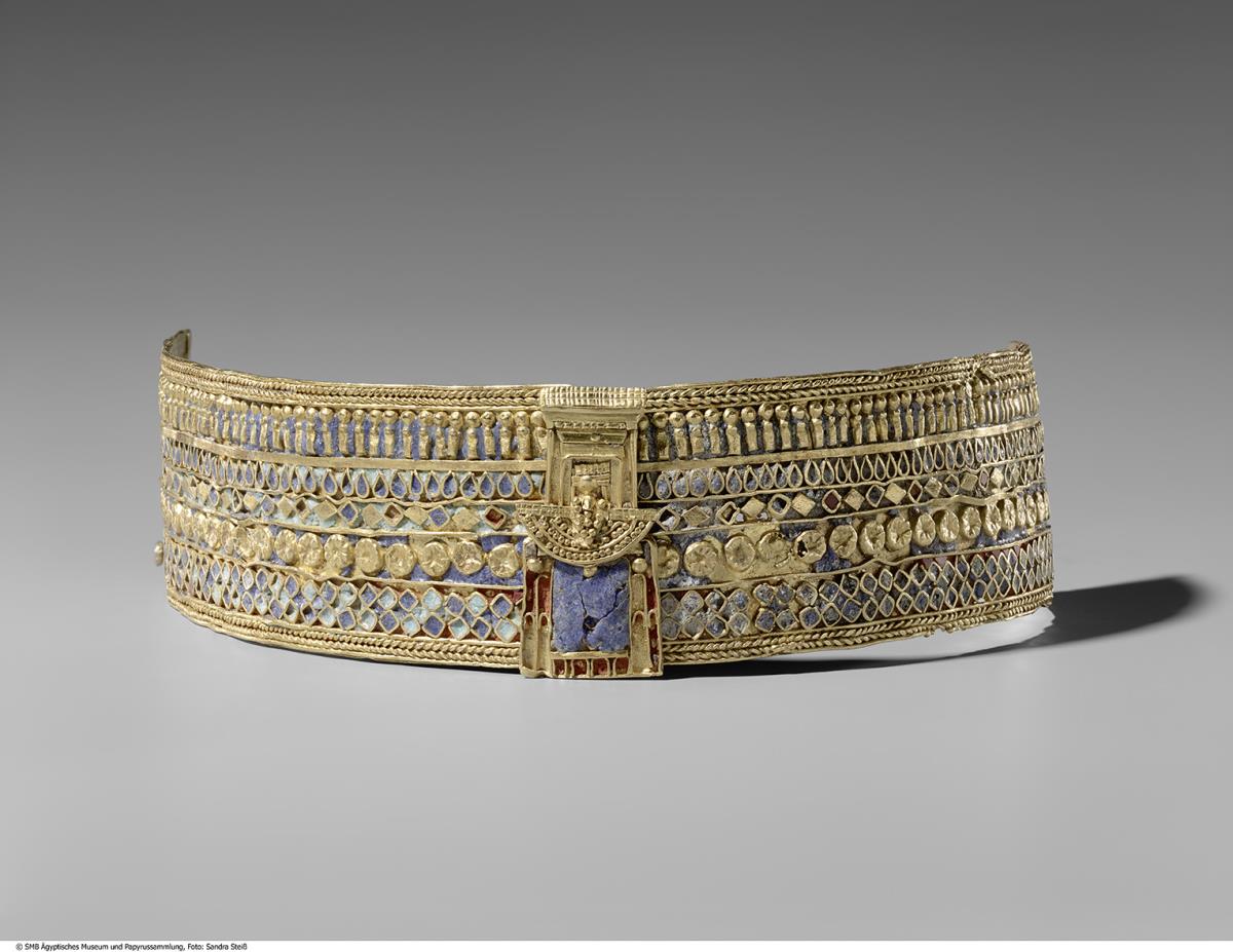 Armschmuck mit dem widderköpfigen Gott Amun in einem Schrein