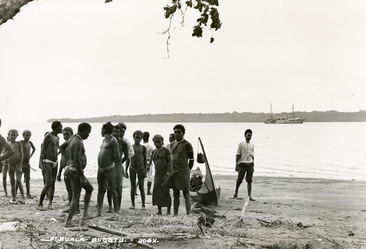 "Am Strand auf Buala mit Schiff im Hintergrund."