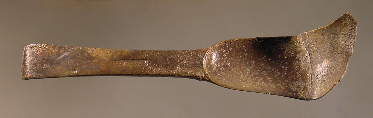 Strigilis mit griechischem Fabrikstempel "PALYMMACHOU"