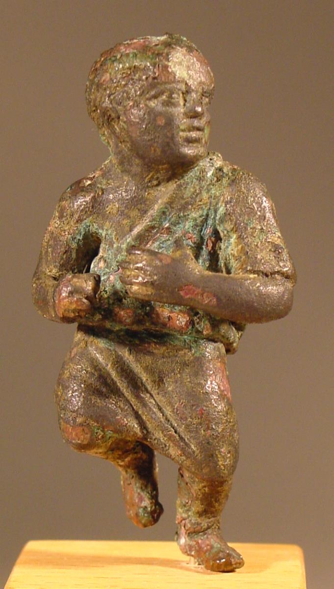 Statuette eines tanzenden Knaben mit Flöte