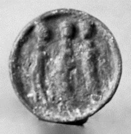 Runde Platte mit drei anscheinend weiblichen Figuren
