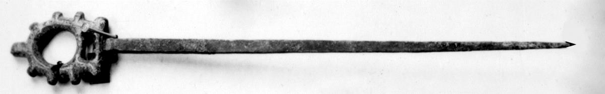 Haarnadel, vierkantig, an der Spitze ein Ring mit Buckeln