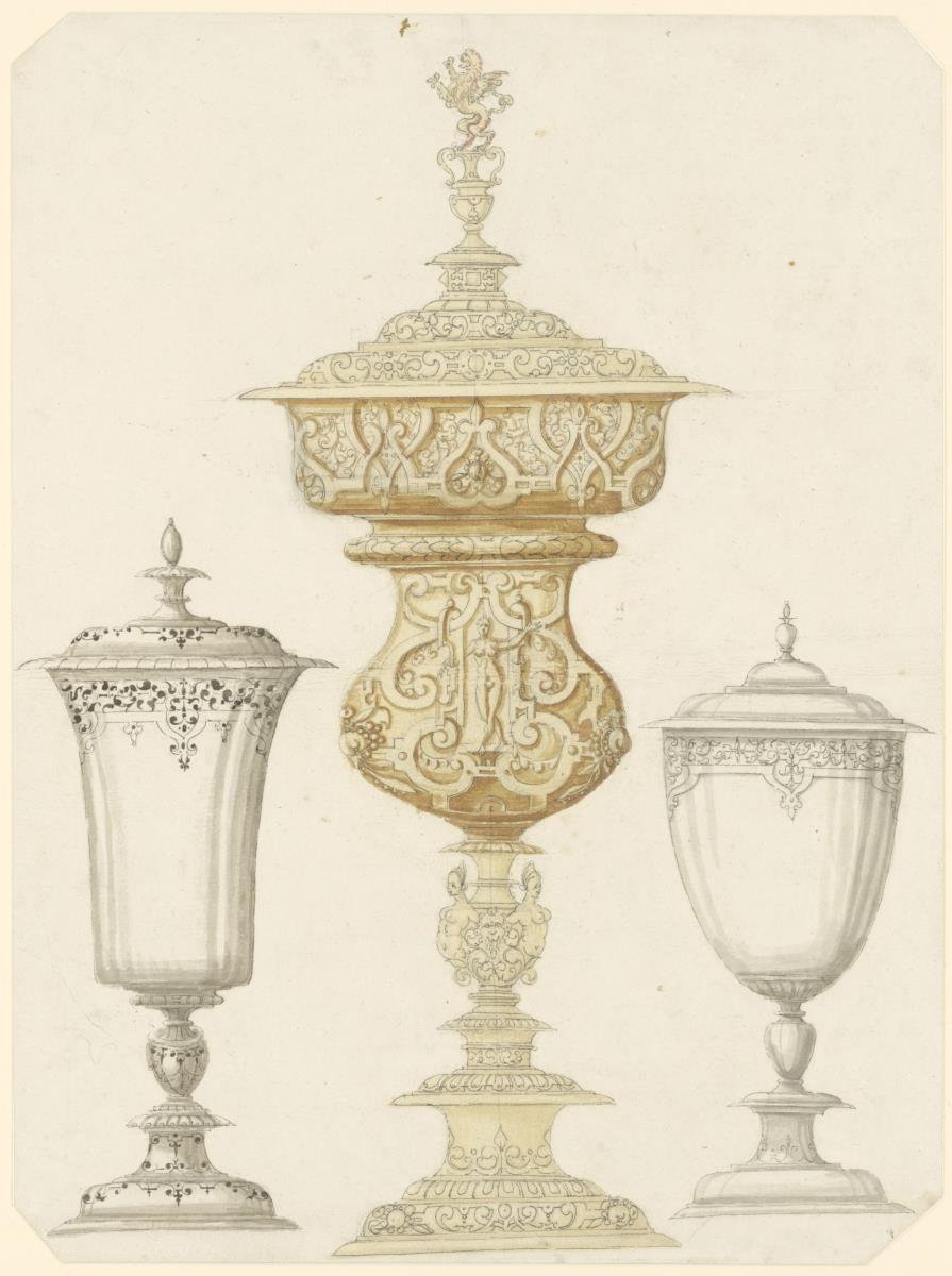Deckelpokal mit Greif, zwei kleinere Deckelpokale