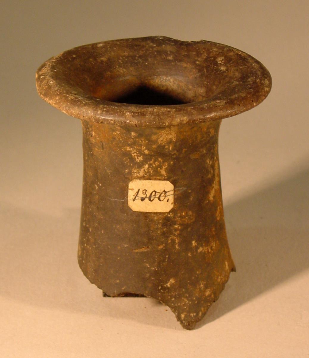 Viele bronzene Fragmente, Hals eines Tonkrugs, Zahn