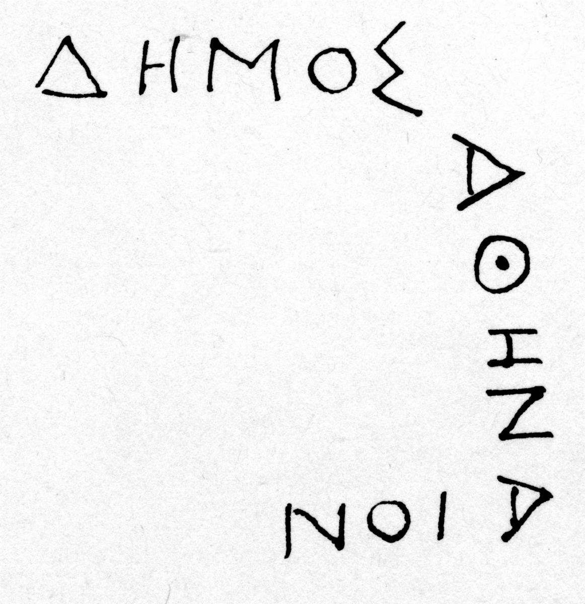 Quadratisches Bleigewicht, oben in der Mitte Rest eines eisernen Stiftes, der als Henkel diente, ringsherum die Buchstaben ΔΗΜΟΣ(ION) ΑΘΗΝΑΙΟΝ in Relief, eine Ecke stark bestoßen, sonst gut erhalten.