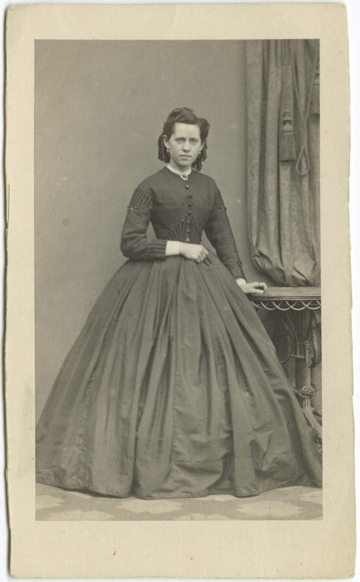 Porträt einer Frau in Krinolinenkleid