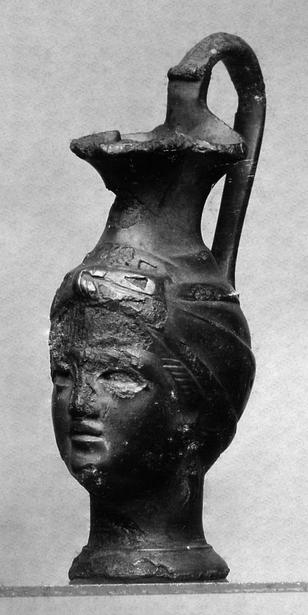 Kopfgefäβ. Oinochoe in Form eines Frauenkopfes mit Haube