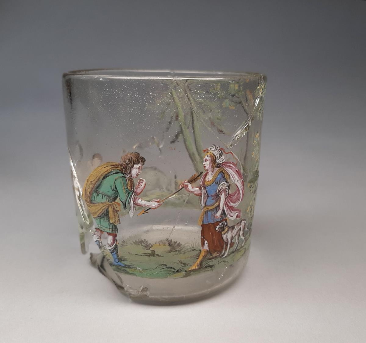 Glasbecher mit Szenen aus der kalydonischen Jagd mit Atalante und Meleager.