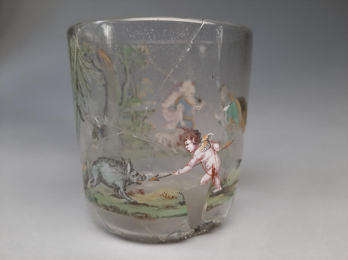 Glasbecher mit Szenen aus der kalydonischen Jagd mit Atalante und Meleager.