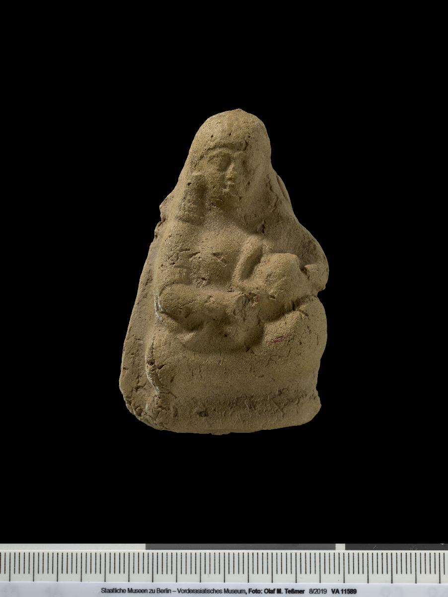 Terrakotte einer weiblichen Figur mit Säugling im Arm