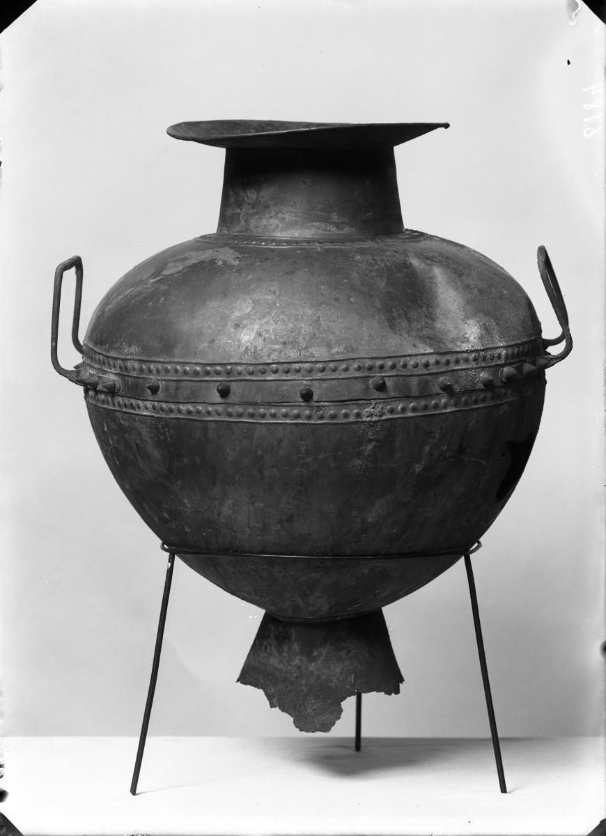Dickbauchige Amphora; der Fuß ist beschädigt, ebenso ein wenig der Bauch und der Rand der breiten Mündung, ...