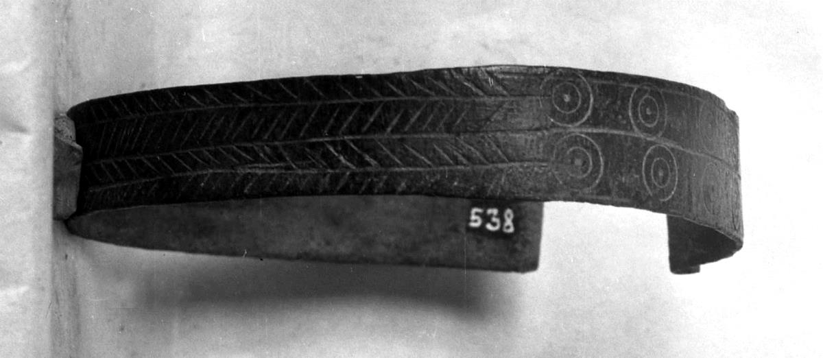 Breiter bandartiger Halsring, mit eingeschlagenen geometrischen Verzierungen bedeckt
