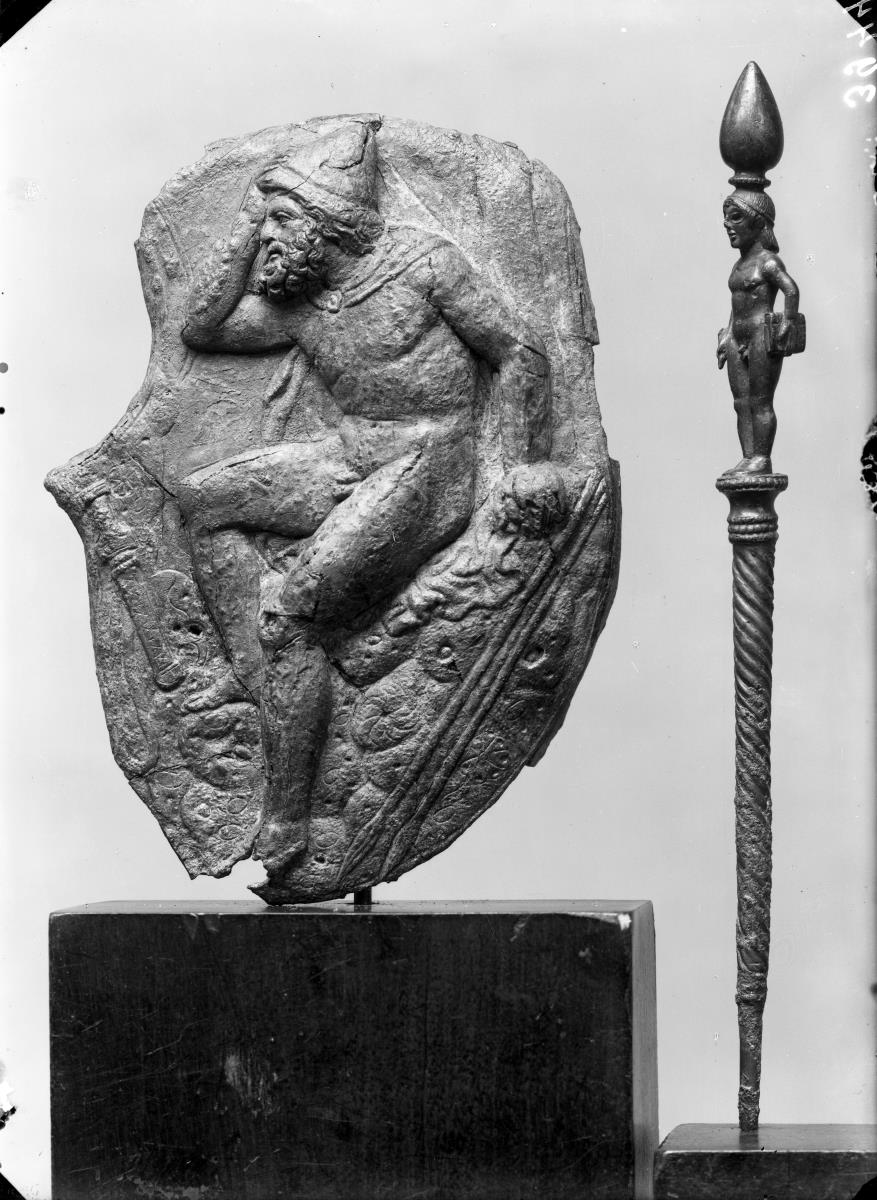 Etruskischer Schreibgriffel mit der Figur eines Knaben