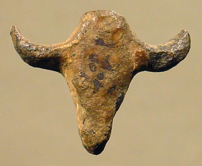 Ornament in Form eines Stierschädels (Bucranium)