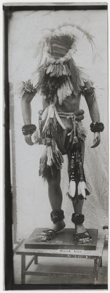 Ausstellungspuppe geschmückt mit Objekten der Tumrahá ("Wuiah-Maske")