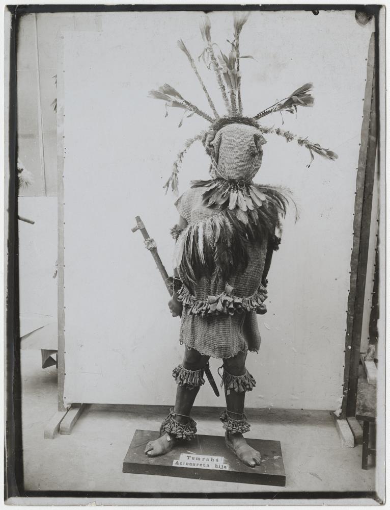 Ausstellungspuppe geschmückt mit Objekten der Tumrahá ("Ačinaureta-Maske")