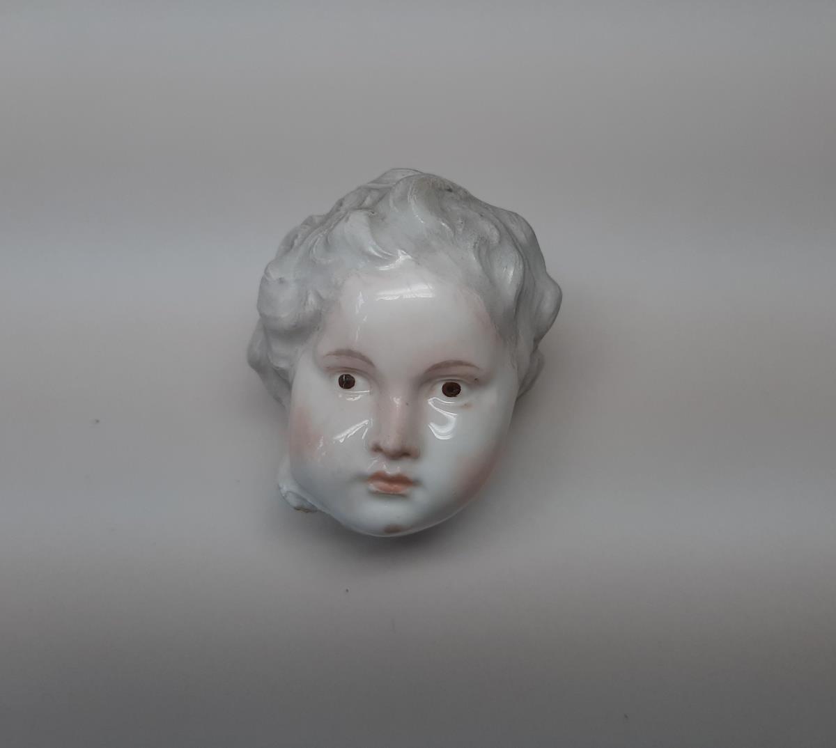 Putto an eine Urne gelehnt
