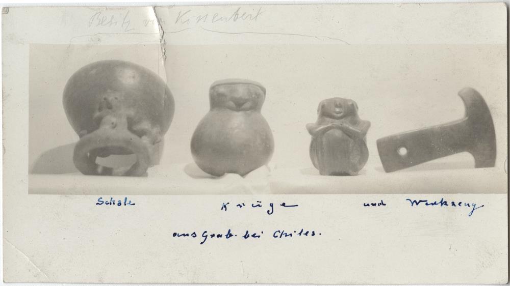 Postkarte mit archäologischen Objekten