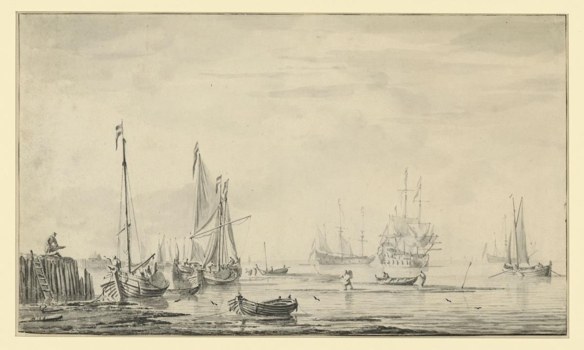 Kaimauer mit Segelbooten im Flachwasser, in der Ferne Kriegsschiffe