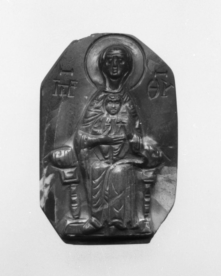 Relief der thronenden Maria im Typus der Theotokos Nikopoia