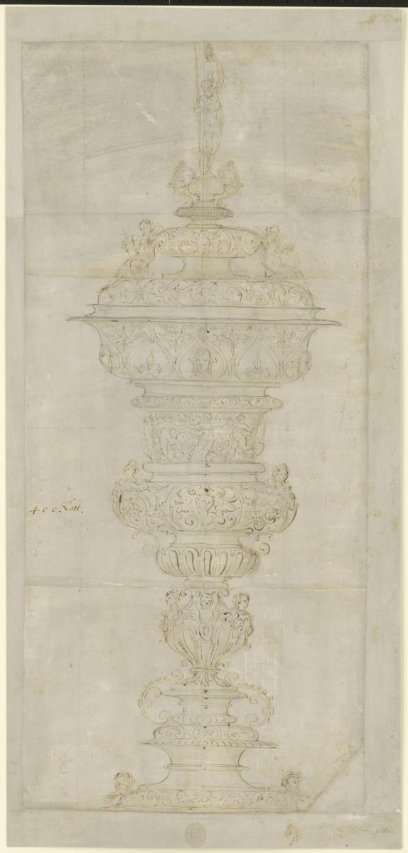großer Pokal mit Figuren auf dem Deckel