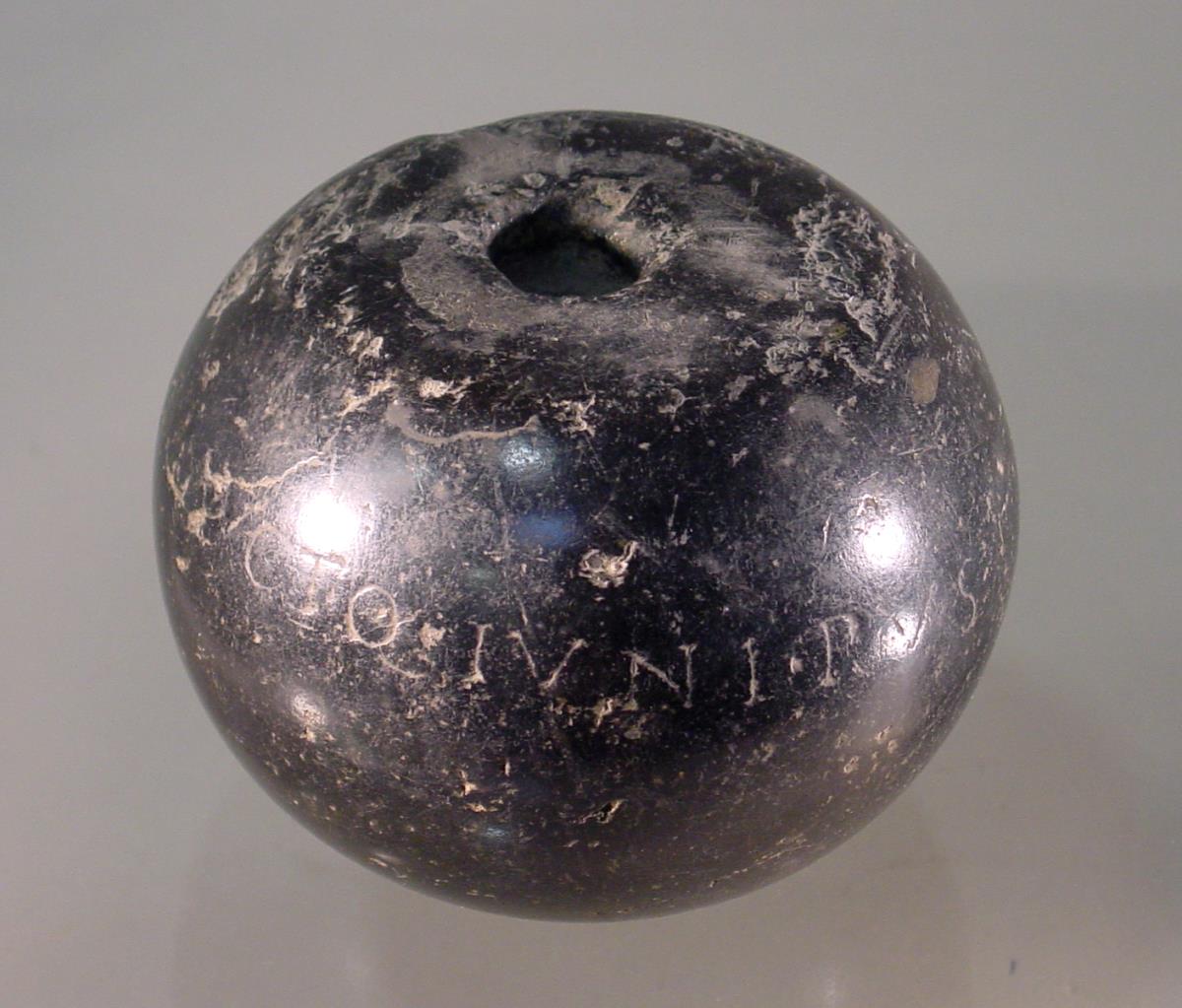 Gewicht aus schwarzem Stein mit Inschrift EX AVCT Q IVNI RUSTICI PRF VR