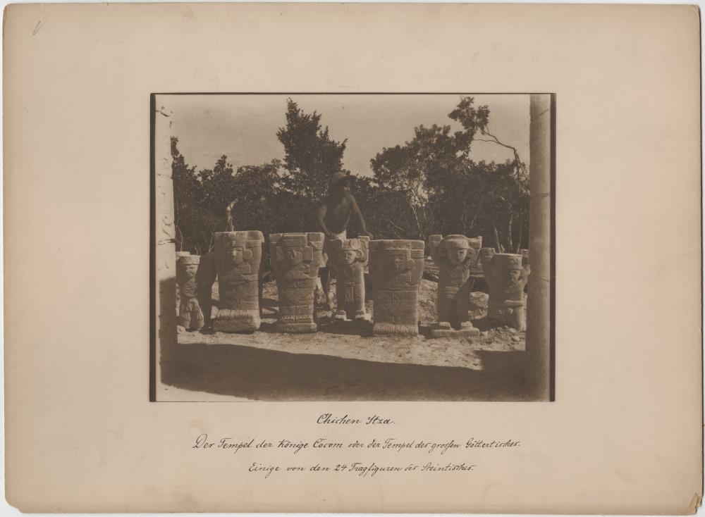 "Ausgrabung von Teobert Maler. Der Tempel der Könige Cocom oder Tempel des großen Göttertisches. Einige von den 24 Tragfiguren des Steintisches."