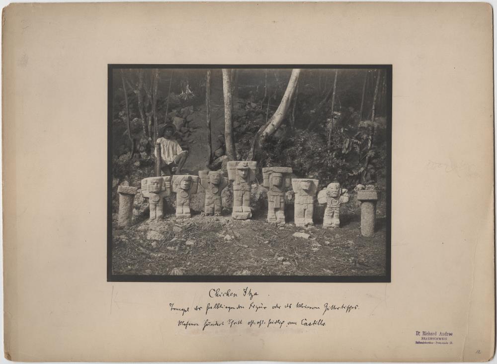 "Ausgrabung von Teobert Maler. Ansicht von 7 der 14 Figuren und 2 von den Säulchen aus dem 'Tempel der 5. halbliegenden Figur' oder dem 'Tempel des 2. (etwas kleineren) Göttertisches'.(Mehrere 100 Schritt ostostsüdlich vom 'Castillo')."