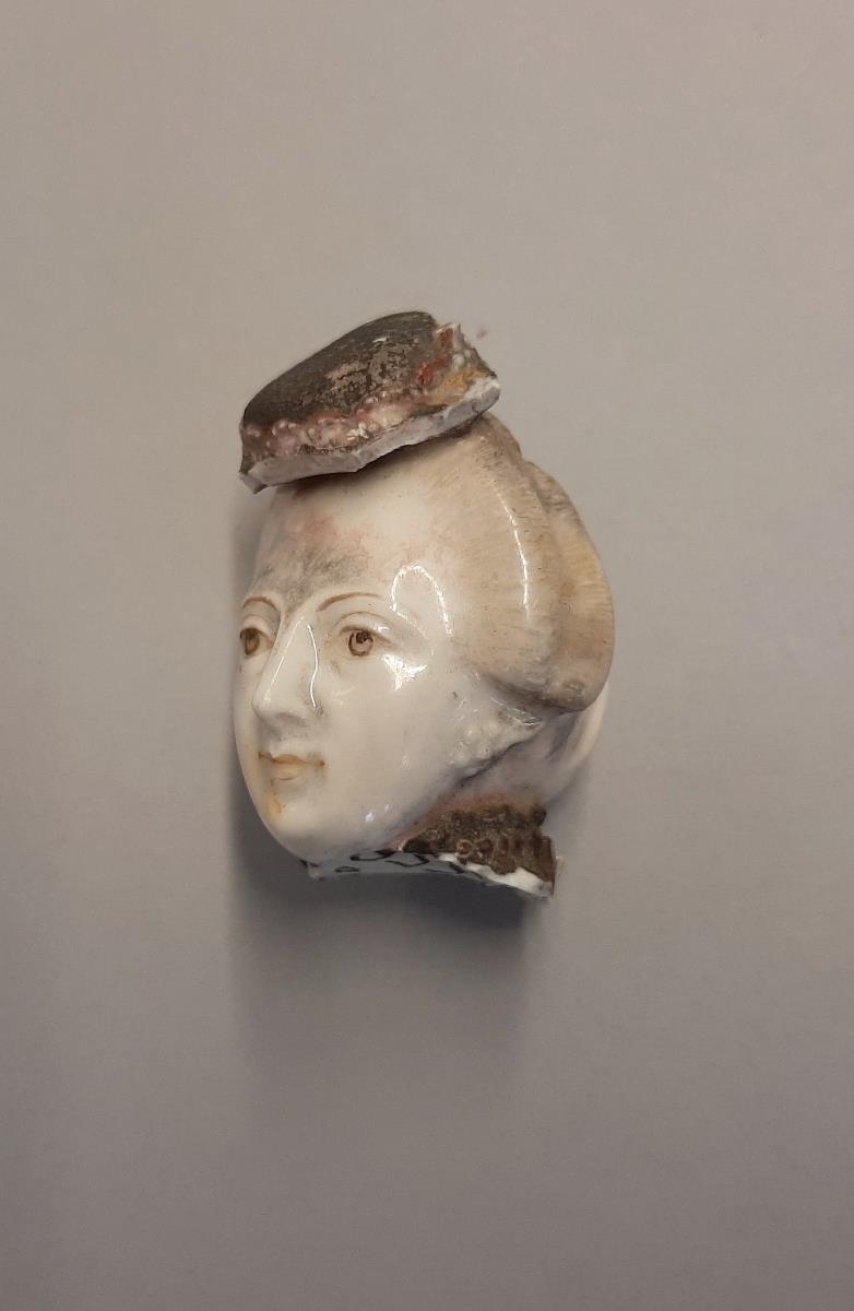 Gärtnerin mit Potpourivase
