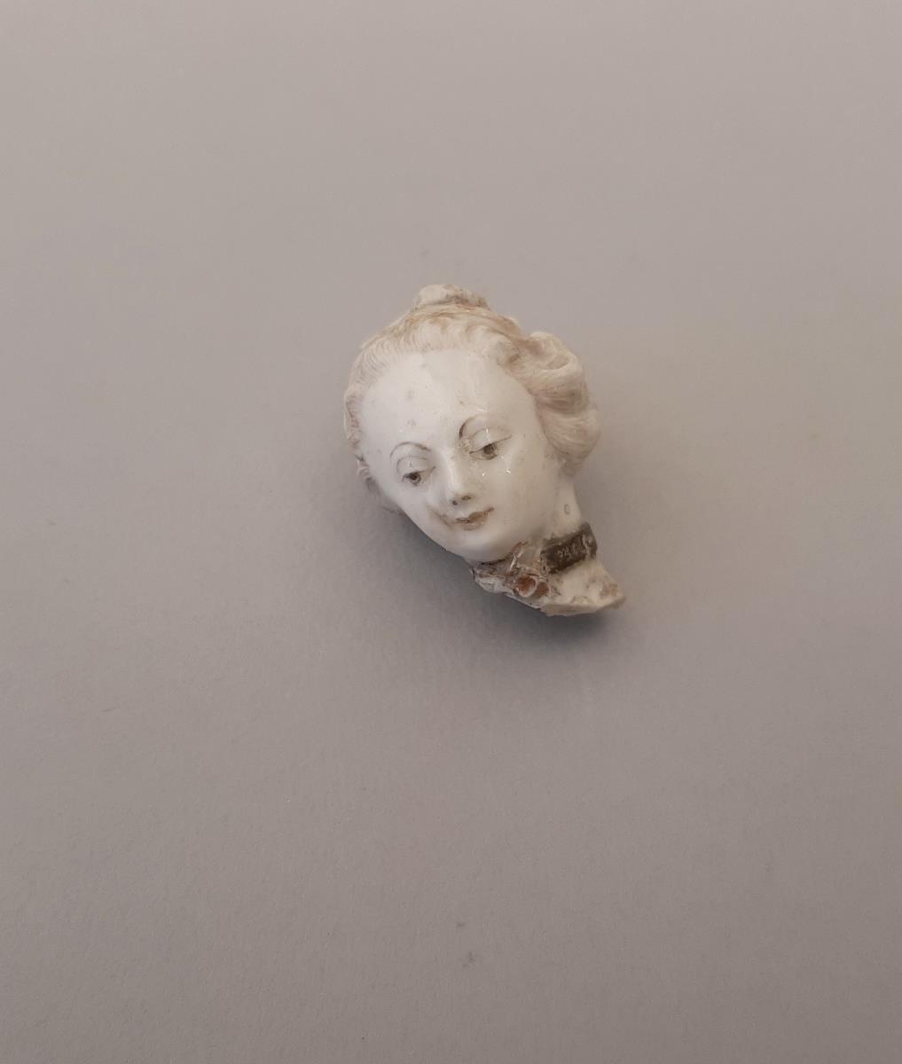 Mädchen Hühner fütternd