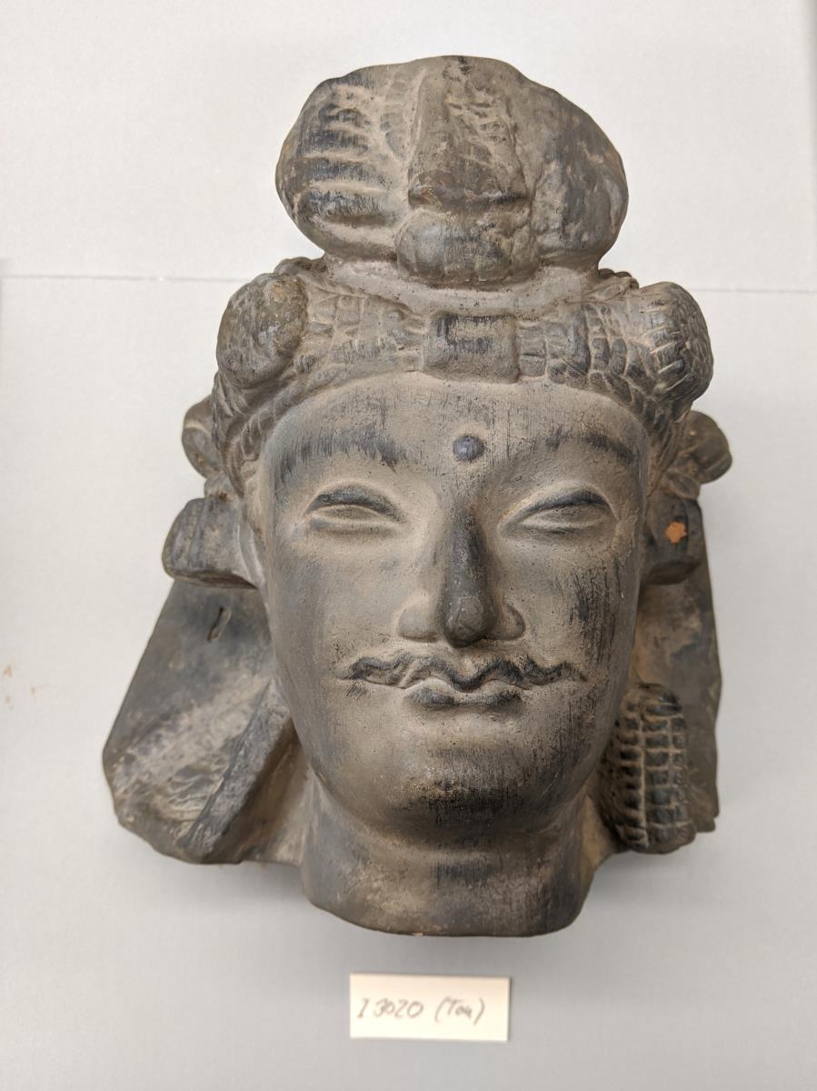 Kopf eines Bodhisattva mit Turban und Schnurrbart