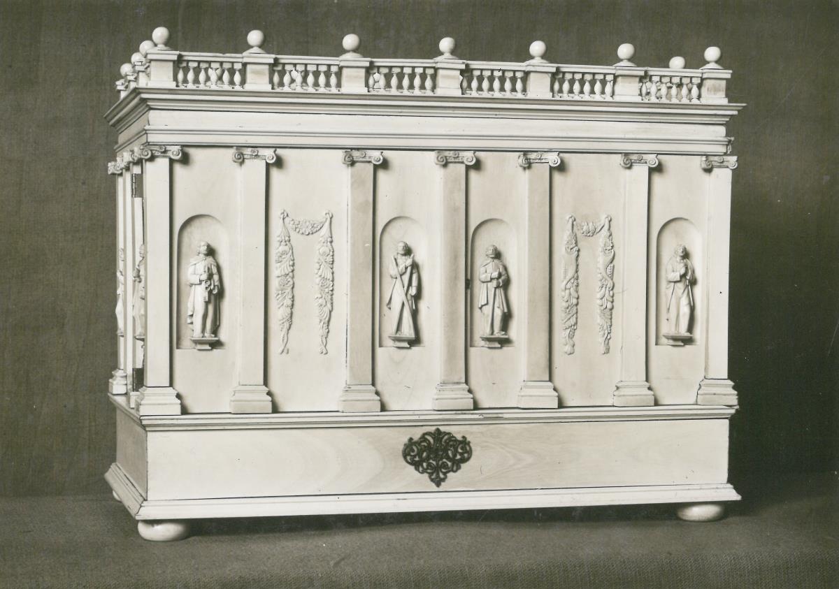 Kabinettschränkchen mit Statuen der 12 Apostel in einem architektonischen Setting