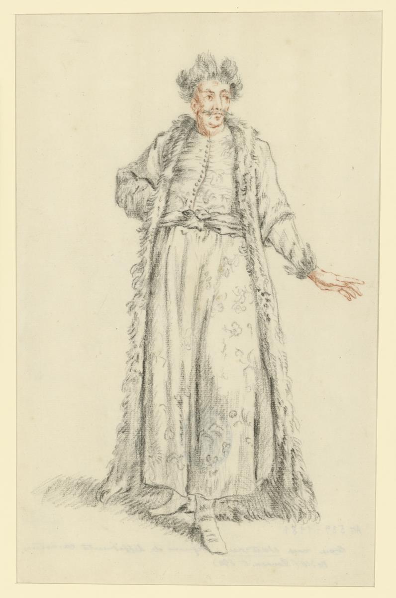Stehender Mann in langem Gewand mit langem, pelzgesäumtem Mantel