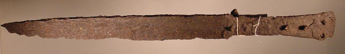 Eisernes Schwert mit kleinem Fragment einer Schwertscheide