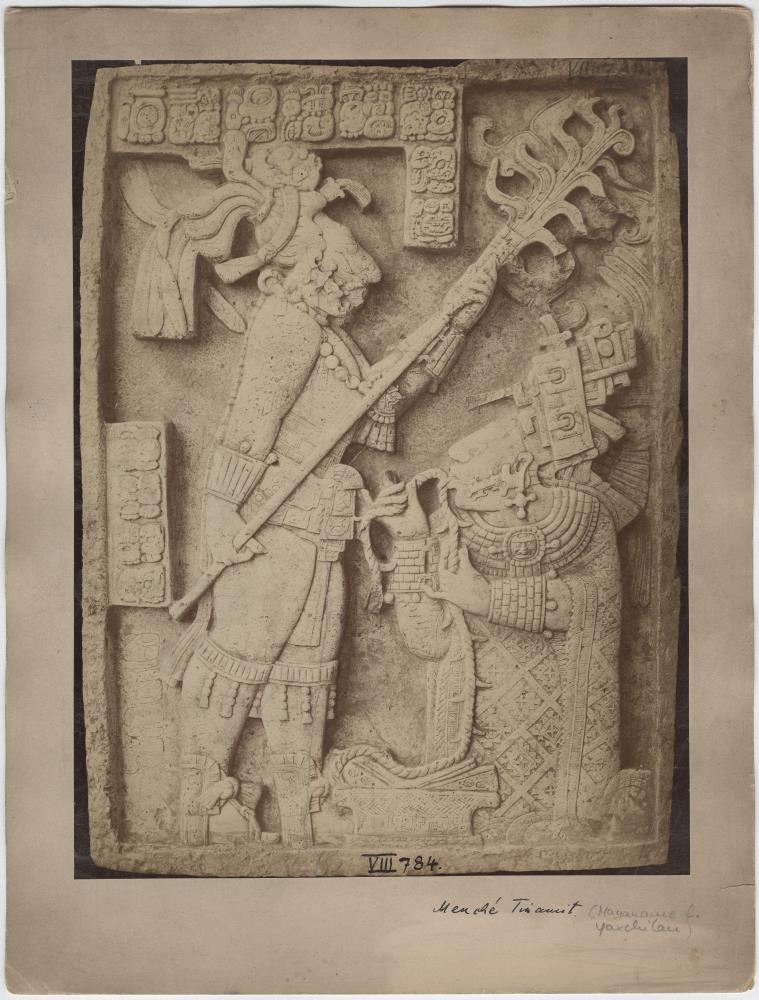 Steinerner Türsturz, eine Opferszene darstellend.