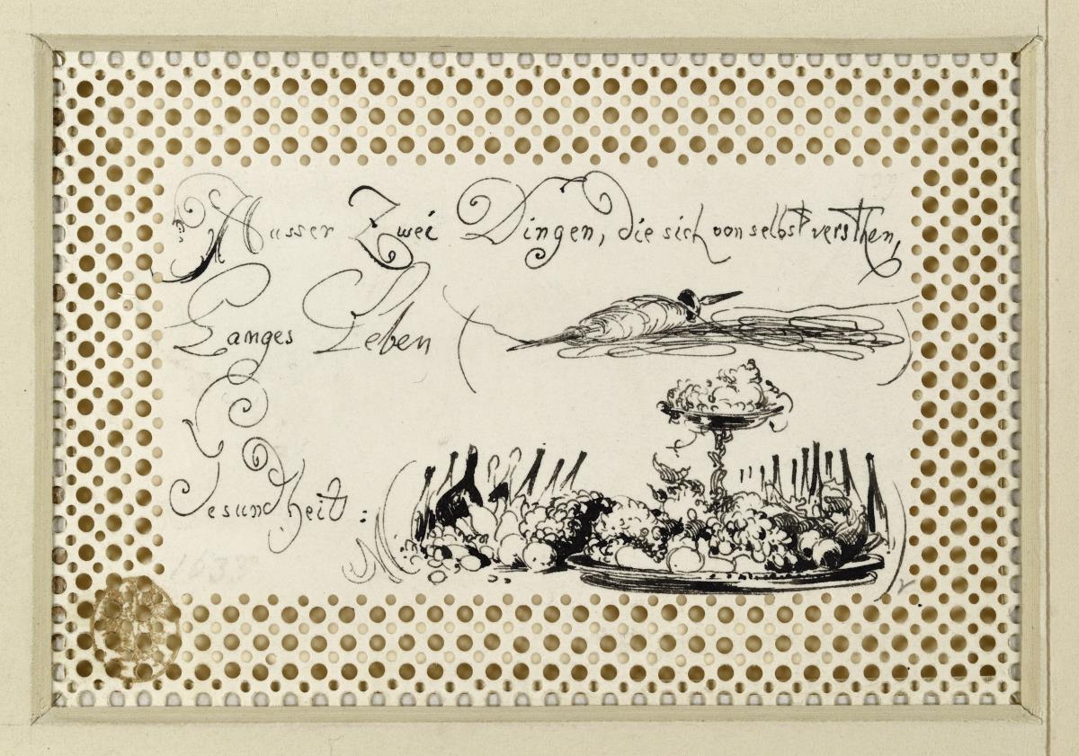 Spindel und Tafelaufsatz mit Weinflaschen, drei Schriftzeilen und Stempel. Glückwunschkarte zum Geburtstag mir durchbrochenem Rand.