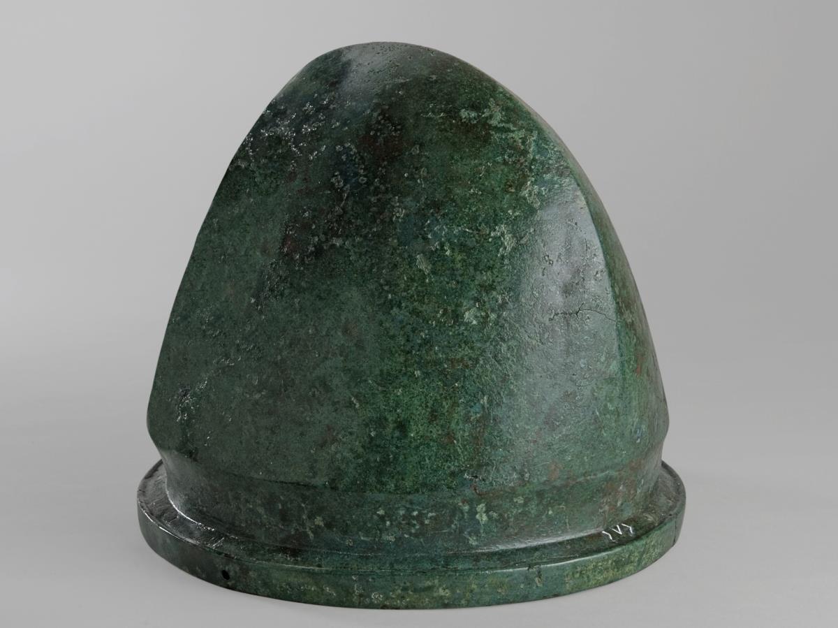 Negauer Helm (Typ Vetulonia) mit drei eingeritzen Zeichen