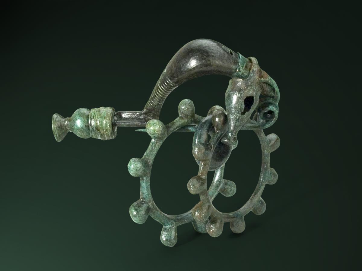 Sanguisugafibel mit Amulettanhängern