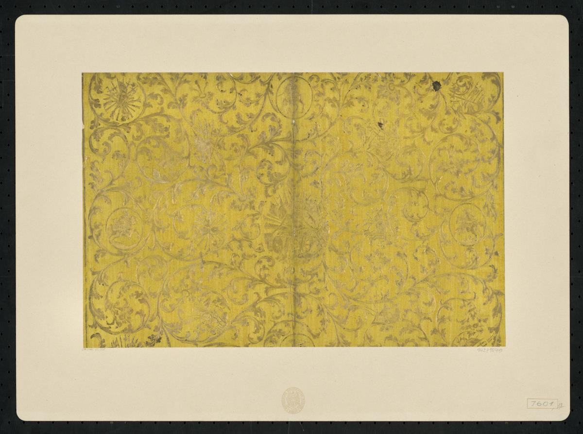 Brokatpapier (Akanthusranken mit Blüten und Emblemen des Krieges)