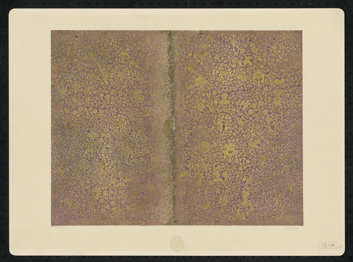 Brokatpapier (dichtes Rankenwerk mit Venus und Amor, kleinen Blümchen, Tieren und Grotesken)