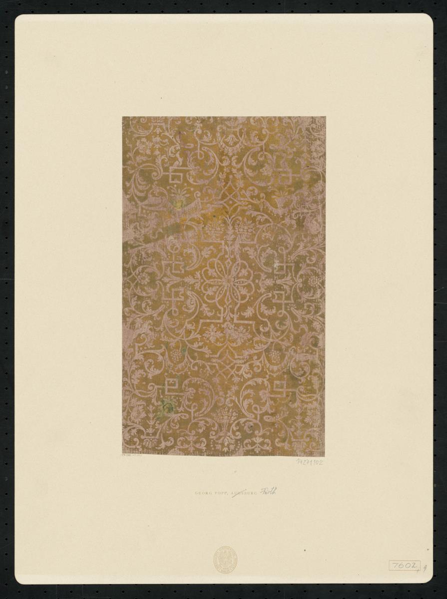 Brokatpapier (Bandelwerk und Ranken mit kleinen Blüten und Früchten)