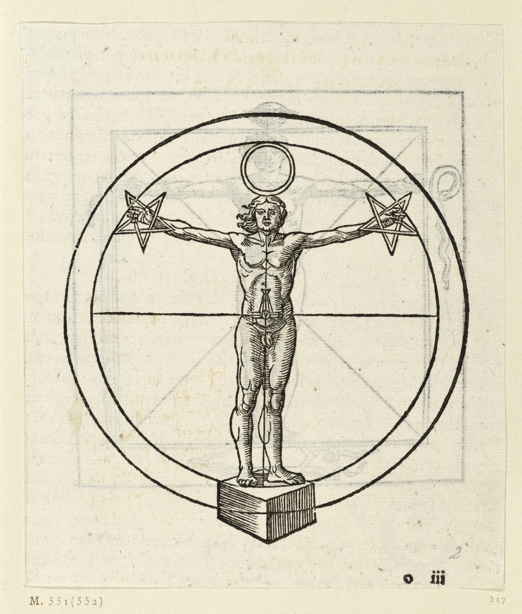 Männliche nackte Figur mit Pentagrammen an den Händen und Ring über dem Kopf